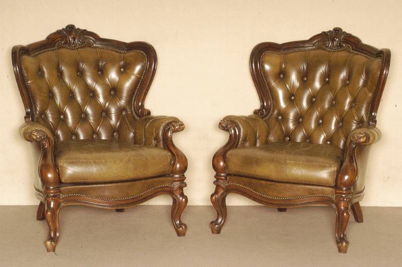 Sessel, deutsch, um 1960, Louis-Philippe -Stil, Korpus Nußbaum massiv, gebogene Beine und RÜckenlehne mit Hohlkehlung, in der Mitte kleine ...