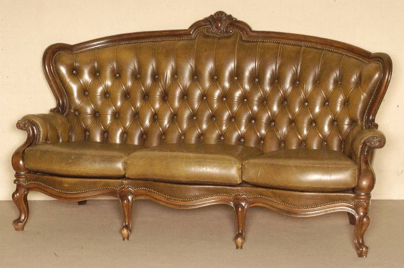 Sofa, deutsch, um 1960, Louis-Philippe-Stil, Korpus Nußbaum massiv, gebogene Beine und RÜckenlehne mit Hohlkehlung, in der Mitte kleine ...