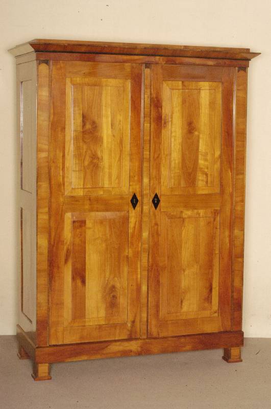 Original Biedermeierschrank, 2-tÜrig, Kirsche massiv, Lisenen und Schlagleiste quer furniert mit kleinen Nußbaumeinlagen, SchlÜsselschilder ...