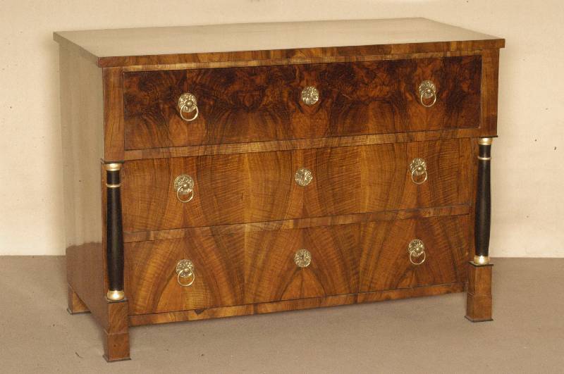 Original Biedermeier-Kommode, sÜddeutsch, 3-schÜbig, Nußbaumwurzel, auf Kiefer massiv, oberste Schublade vorgesetzt, seitlich ebonisierte ...