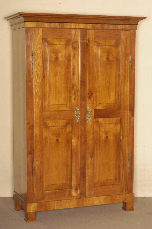 Original Biedermeier-Schrank, um 1830, 2-tÜrig, Kirsche furniert, Schlagleiste intarsiert in Nußbaum, an den TÜren außenliegende Fitschen, ...