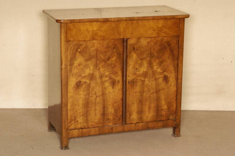 Halbschrank, sÜddeutsch, um 1830, Korpus Weichholz, Wurzelnußfurnier von feinster QualitÄt gespiegelt verlegt, sehr lebendig, Schlagleiste ...