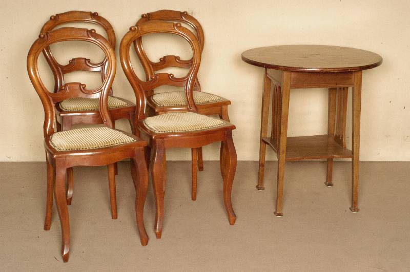 Salontisch, deutsch/Darmstadt, um 1902/04, Mahagoni massiv, Mahaognifurnier, sogenannter Ablegetisch mit Zeitungsfach, seitlich 3-fach verstrebt, ...
