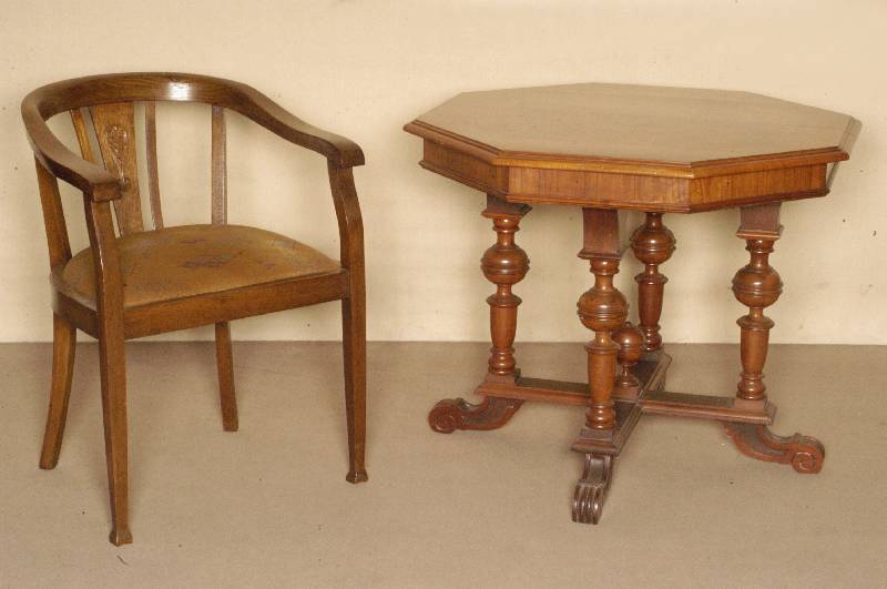 Salontisch, deutsch, um 1880/90, GrÜnderzeit , 4-sÄulig verschrÄnkt, Beine reiche Drechselarbeit, in Rocaillen auslaufend, aufgesetzte ...