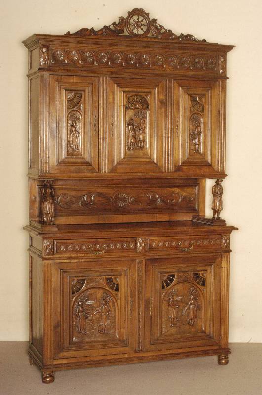 Aufsatzbuffet, Frankreich, um 1880, bretonisch, Kastanienholz, Fußleiste mehrfach getreppt, TÜrfÜllungen unten und oben geschnitzte ...