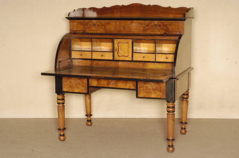 Schreibschrank, Holland, um 1860, Wilhelm III, Korpus Eiche und Weichholz, Mahagonifurnier, z.T. gespiegelt, auf gedrechselten Beinen, unter der ...
