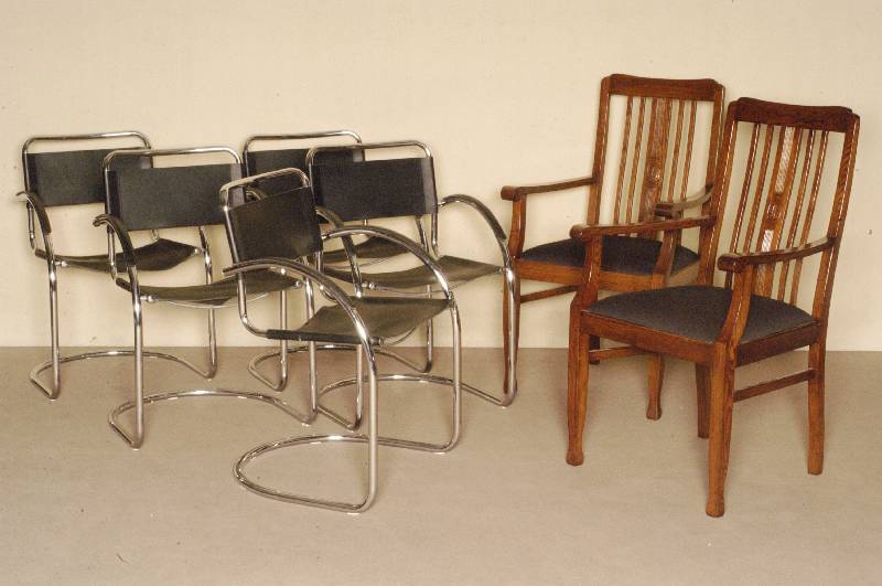 2 ArmlehnstÜhle, deutsch, um 1910, Eiche massiv, konische Beine, schuhfÖrmig auslaufend , hohe RÜckenlehne mit Verstrebungen, Polster und Bezug ...