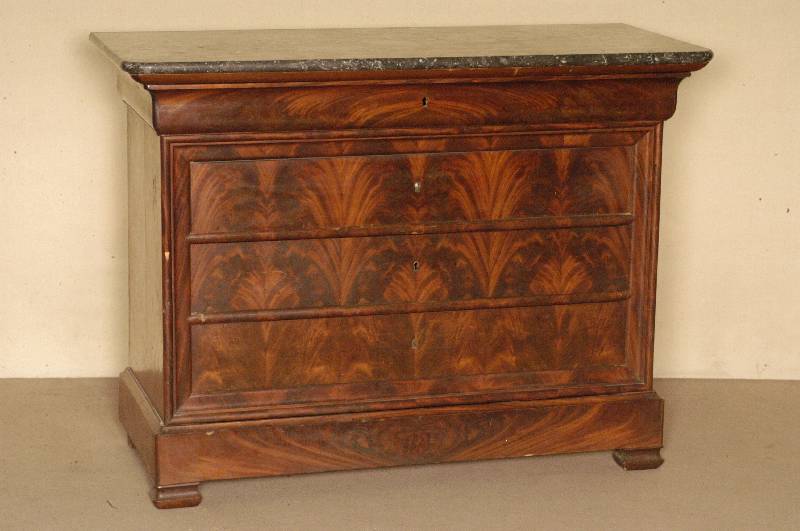 4-schÜbige Kommode, Elsaß/Lothringen, um 1850/60, Korpus Weichholz/Hartholz, sogenannte Rahmenverzierung, oberste Schublade geschweift, ...