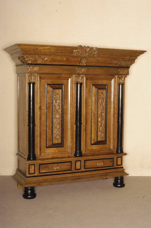 Barockstilschrank, Niederlande, nach dem Vorbild von 1680/1710, Korpus Eiche massiv, sogenannter Kissenschrank, abgeschrÄgte Ecken, freistehende ...
