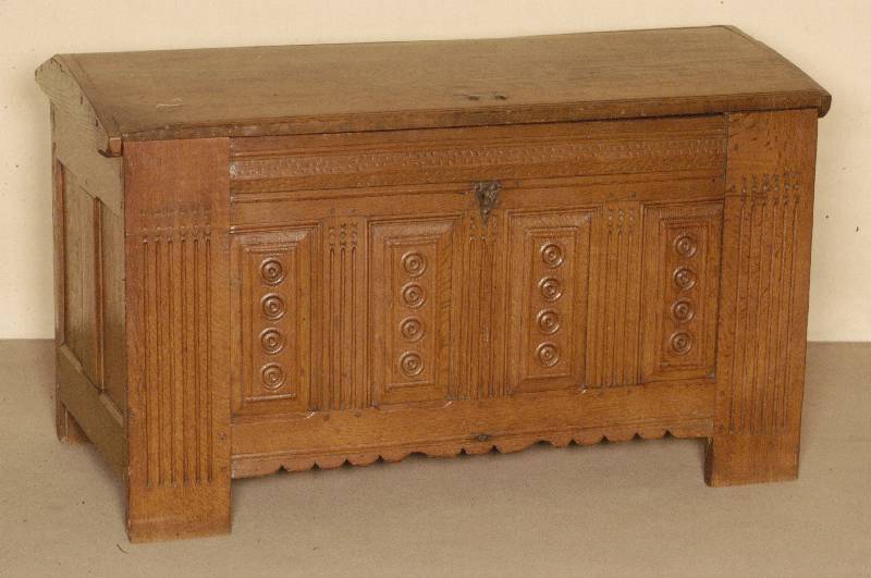 Truhe, deutsch, um 1780, wohl westfÄlisch, Eiche massiv, auf Stollen, Front mit kassettierten und geometrisch geschnitzten FÜllungen, original ...