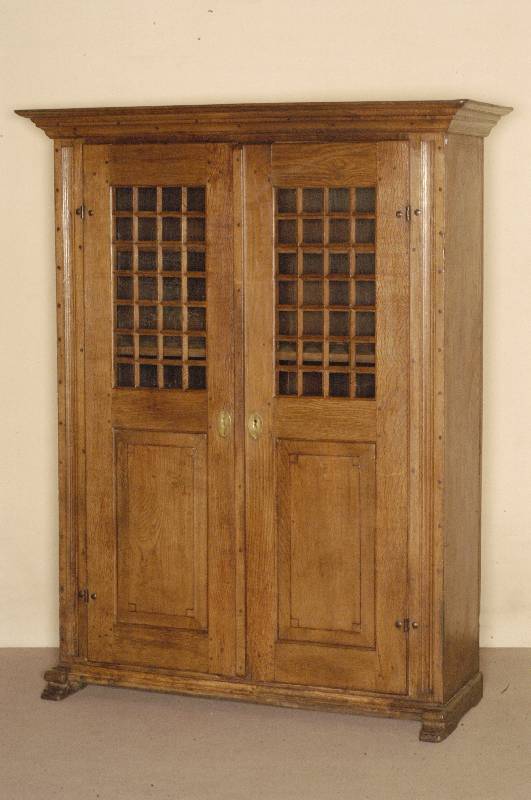 Brotschrank, deutsch/Westfalen, um 1780, Eiche massiv, auf Kufen, 2-tÜrig, oben mit offenem Teil, versprosst, Kopfleiste mehrfach getreppt, linke ...