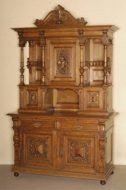 Aufsatzbuffet, deutsch, um 1880, GrÜnderzeit , Korpus Weichholz/Eiche, z.T. furniert, auf KugelfÜßen, Lisenen gerillt, in Veluten auslaufend, ...