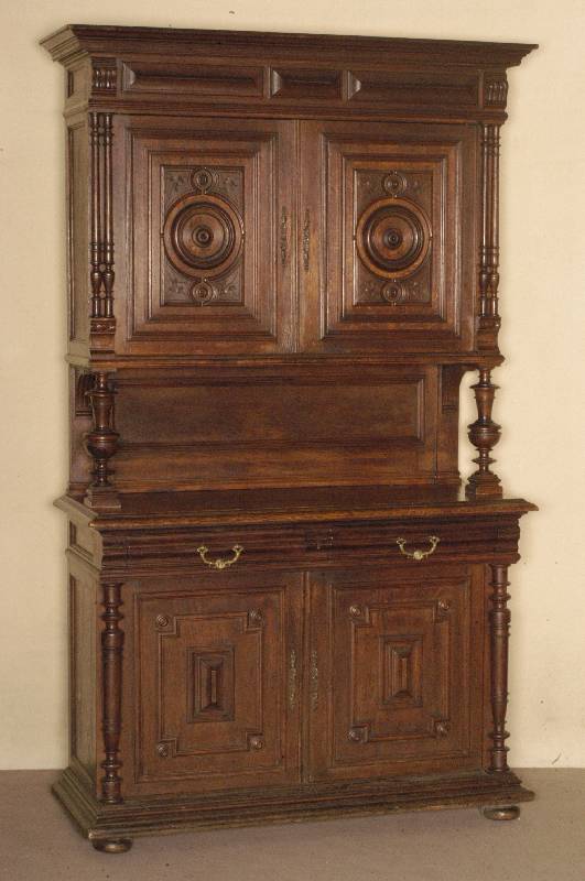 Aufsatzbuffet, Frankreich, um 1880, Eiche massiv, 4-fach getreppte Fußleiste, vorgesetzte VollsÄulen, TÜren kassettiert, geschuppte Schublade, ...