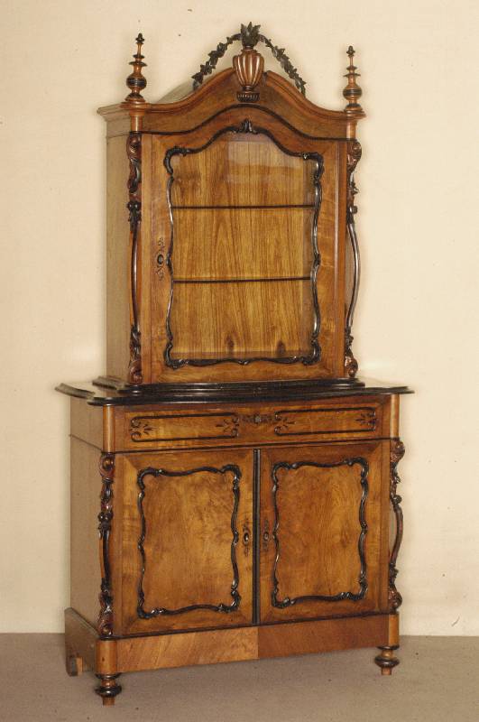 Vitrinenaufsatzschrank, Holland, um 1860, Wilhelm III, Korpus Weichholz/Hartholz, Nußbaum- bzw. Wurzelnußfurnier, abgeschrÄgte Ecken, mit ...