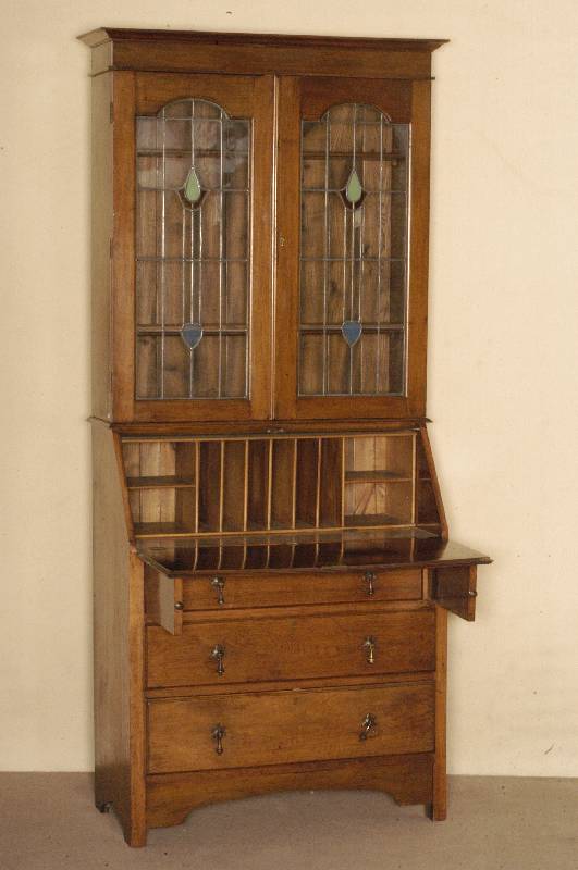 AufsatzsekretÄr, England, um 1900, Jugendstil, Korpus Weichholz, Nußbaum massiv, Front mit 3 Schubladen und SchrÄgklappe, Oberteil mit 2 ...