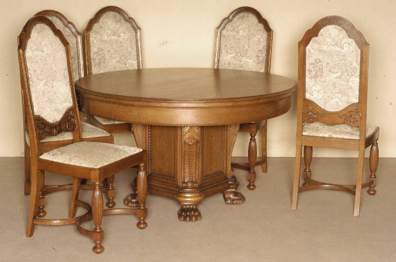 Tischgruppe, deutsch, um 1910, bestehend aus rundem Ausziehtisch und 5 StÜhle, Eiche massiv, z.T. furniert, 5 HochlehnstÜhle mit gedrechselten ...