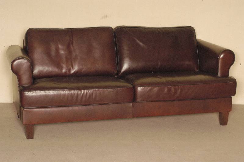 Sofa, deutsch, im Stil von 1910, konische Beine, Rindsleder von bester QualitÄt, lose Kissen, Gebrauchsspuren, ca. 85x199x86 cm, Sh. 44 cm, St. 52 ...