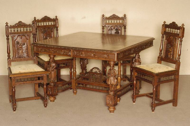 Tisch und 4 StÜhle, Frankreich, um 1880, bretonisch, Kastanienholz massiv, Platte getragen von 4 volkstÜmlich geschnitzten Figuren, verstrebt, ...