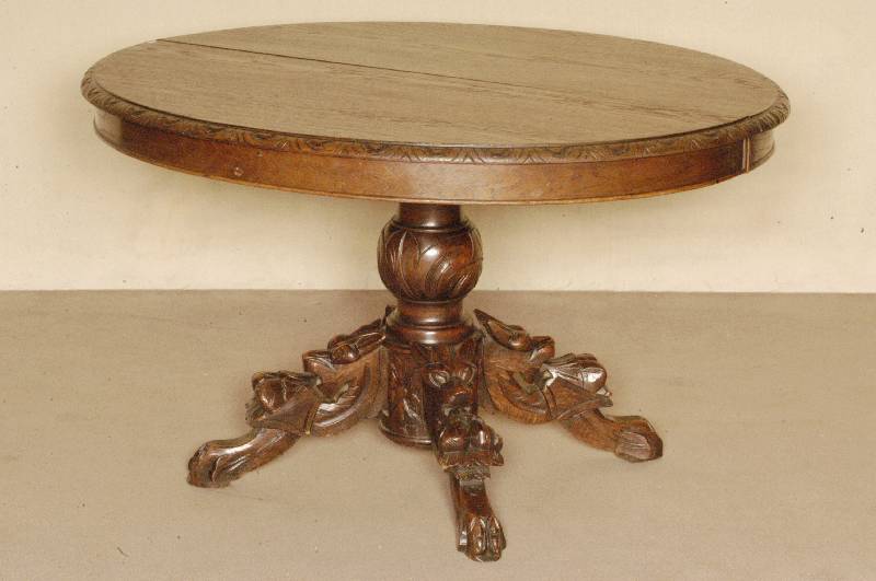 Couchtisch, Frankreich, um 1880, Eiche massiv, Zarge Weichholz, Eichefurnier, geschnitzter Fuß mit Obstdekor, Platte umlaufend geschnitzt, ...