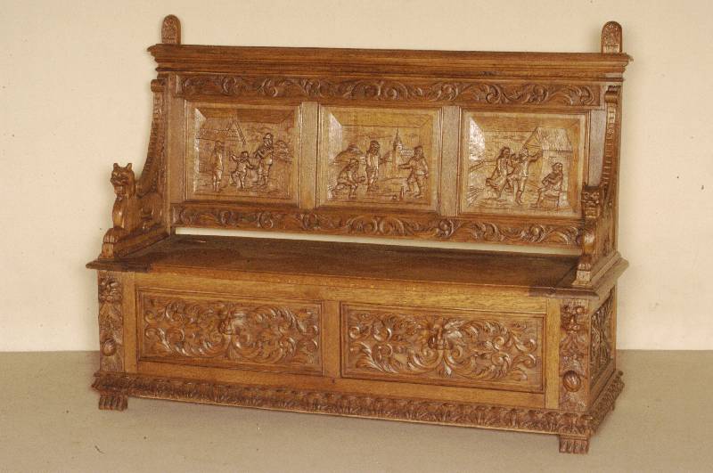 Truhenbank, deutsch, um 1880, Eiche massiv, Akanthusblattsockelfries, darÜber 2 Felder mit geschnitzen Maskaronen und Blattwerk, seitlich ...