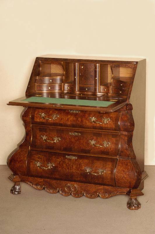 BarockstilsekretÄr, Holland, um 1920, Korpus Weichholz/Hartholz, Wurzelnußfurnier, z.T. gespiegelt, schÖnes Furnierbild, Kanten abgeflacht, ...