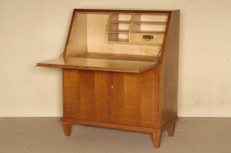 SekretÄr, deutsch, um 1920, ArtDeco, Kirschbaum massiv, auf konischen Beinen, 2 -tÜrig, hinter der SchrÄgklappe Schublade und Ablage, innen mit ...