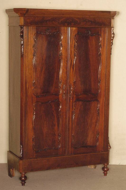 Schrank, Holland, um 1870, Mahagoni massiv, z.T. Mahaognifurnier, RÜckwand Weichholz, auf KugelfÜßen, abgeschrÄgte Ecken, auslaufend in ...