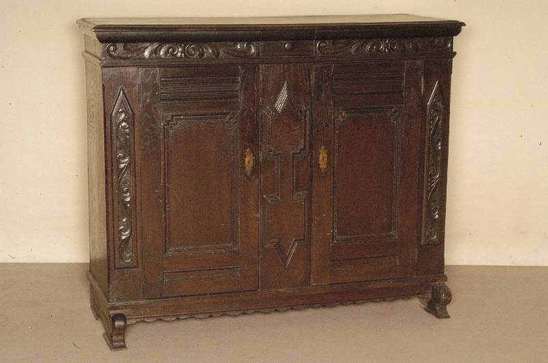 Anrichte, deutsch, um 1780, Eiche massiv, auf Kufen, 2 TÜren, FÜllungen mit Leistenverzierung, Lisenen mit aufgesetzten Schnitzereien aus dem ...