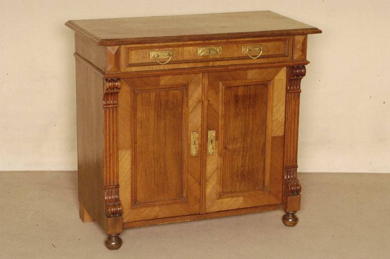 Halbschrank, deutsch, um 1870, GrÜnderzeit, Korpus Weichholz, Nußbaumfuernier, auf 2 KugelfÜßen, Lisenen gerillt, in Veluten auslaufend, 2 ...