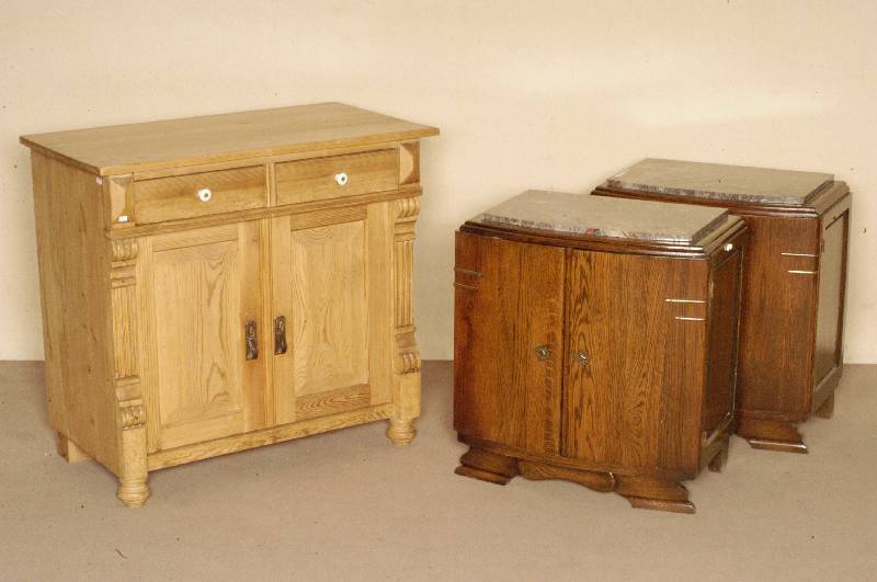 Halbschrank, deutsch, um 1870, GrÜnderzeit, Weichholz massiv, auf 2 KugelfÜßen, Lisenen gerillt, in Veluten auslaufend, zwei Schubladen und ...