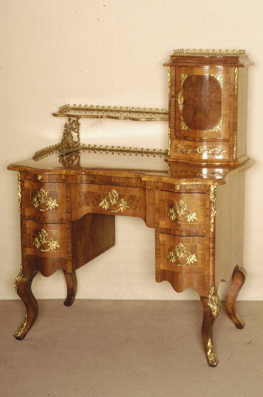 Damenschreibtisch, deutsch, um 1870, Dresdner Barockstil, Korpus Weichholz und Nußbaum massiv, mit ausgesuchtem Nußbaum bzw. Obstholz furniert, ...