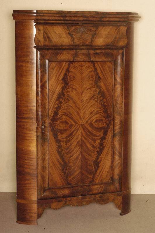 Eckschrank, deutsch, um 1860, SpÄtbiedermeier, Korpus Weichholz, Mahagonifurnier, z.T. gespiegelt, abgerundete Seiten, 1-tÜrig, oben 1 ...