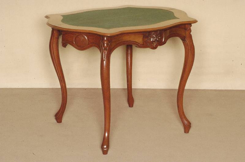 Spieltisch, Holland, um 1860, Wilhelm III, Mahagoni massiv, profilierte velutenfÖrmige Beine in geschwungene Zargenkante Übergehend, mittig mit ...