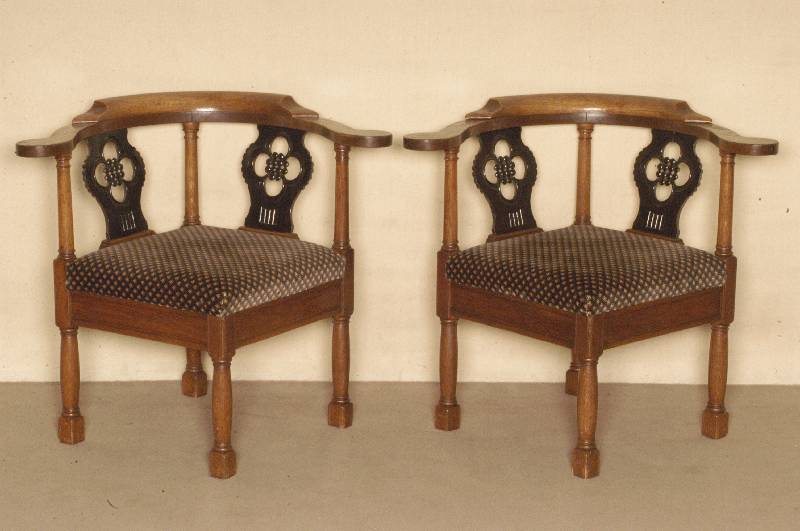 Eckstuhl, deutsch, um 1900, Eiche massiv, hufeisenfÖrmige RÜckenlehne auf gedrehten VollsÄulen, schwarz gelackte Durchbruchschnitzarbeit, ...