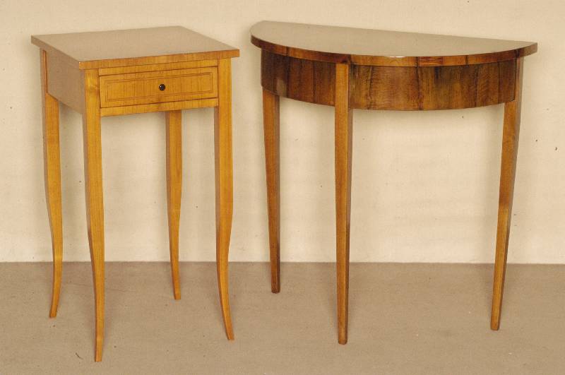 Konsolentisch, im Biedermeierstil, Nußbaum massiv, poliert, nach altem Vorbild von 1820/30, gute Verarbeitung, unter Verwendung alter Teile, ...