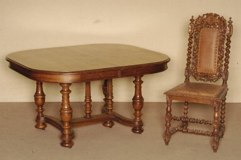 Ausziehtisch, Frankreich, um 1880, Henry Deux, Nußbaum massiv, gedrechselte Beine, aus dem Vollholz, schwere Zarge aus Nußbaum massiv , ...