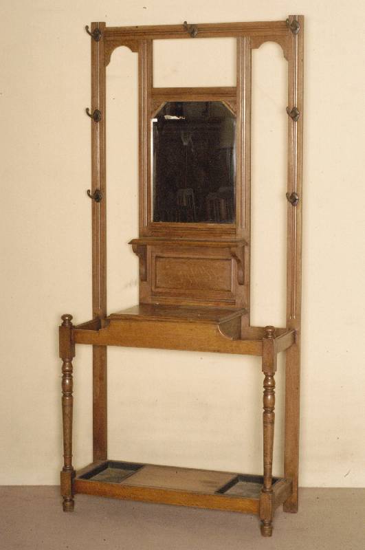 Garderobe, England, um 1905, Eiche massiv, z .T. gerieft, in der Mitte Spiegel mit Facettschliff, original Haken, Kammfach und SchirmstÄnder, ...