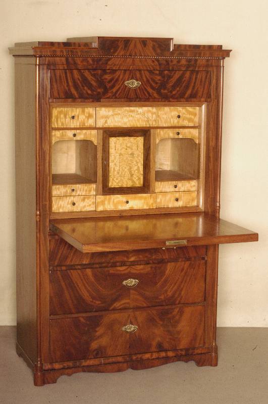 SekretÄr, deutsch, um 1840, SpÄtbiedermeier, Korpus Weichholz, Mahagonifurnier, Ecken abgesetzt mit runden Leisten, Abschluß mit gedrechselten ...