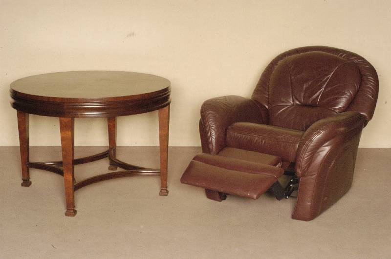 Tisch, deutsch, um 1925, ArtDeco, Korpus Weichholz, Wurzelnußfurnier, konische Beine, bogenfÖrmig verstrebt, Zarge gewÖlbt, Platte gespiegelt, ...