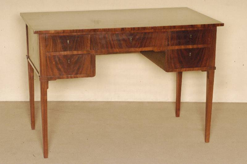 Schreibtisch, im Biedermeierstil, nach dem Vorbild von 1850, Kirschbaum massiv, z.T. furniert, Platte mit breitem Fries, Zarge mit 3 integrierten ...
