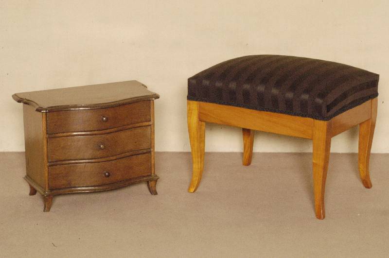 FußbÄnkchen, Biedermeierstil, Kirschbaum massiv, nach altem Vorbild, sehr praktisch, vielfach verwendbar, stabil, leichte Gebrauchsspuren, ca. ...