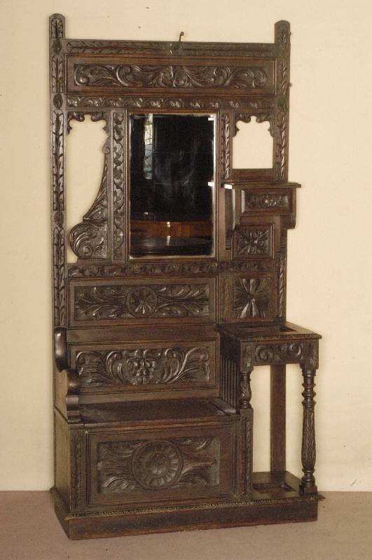 Garderobe zum Stehen, England, um 1880, Unterteil mit Truhenbank und Ablage fÜr SchirmstÄnder, reichlich geschnitzte FÜllungen und Zarge, in ...