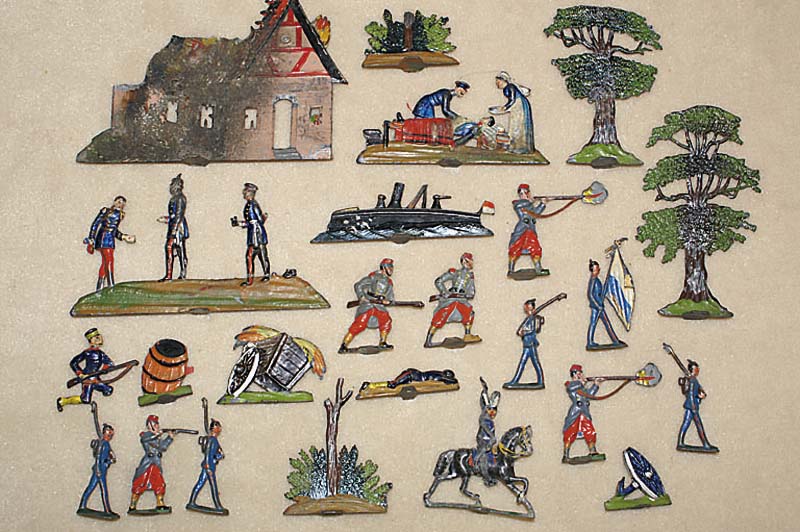 Konvolut Zinnsoldaten und Spielszenerie, um 1900/20, alles bunt lackiert, Soldaten unterschiedl. Armeen, dazu seltene "Kulissen" wie ...