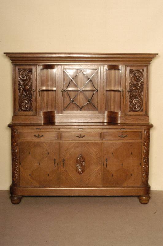 Vielzweckschrank, deutsch, um 1924/28, Korpus Hartholz massiv, auf Rahmen gearbeitet, Eichefurnier, z.T. gespiegelt verlegt, sparsame schwarze ...