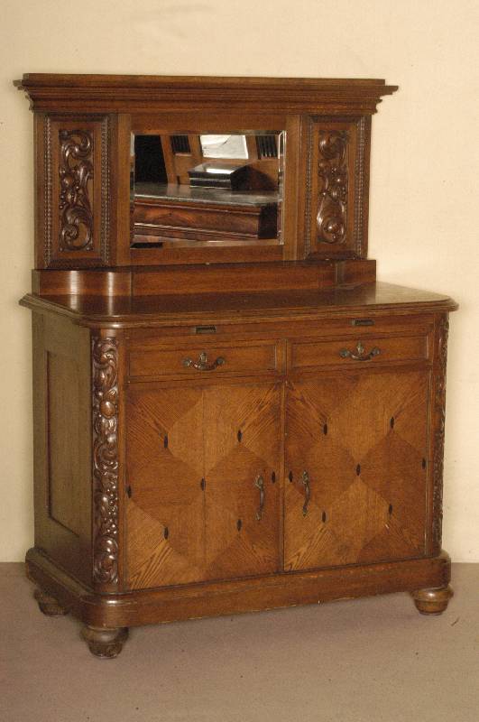 Anrichte mit Spiegelaufsatz, deutsch, um 1924/28, Korpus Hartholz massiv, auf Rahmen gearbeitet, Eichefurnier, z.T. gespiegelt verlegt, sparsame ...