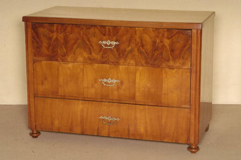 Kommode, um 1860/70, Kirschholz massiv und furniert, 3 Schubladen mit starkem Furnier ausgestattet, oberste zur Steigung der dekorativen Wirkung ...