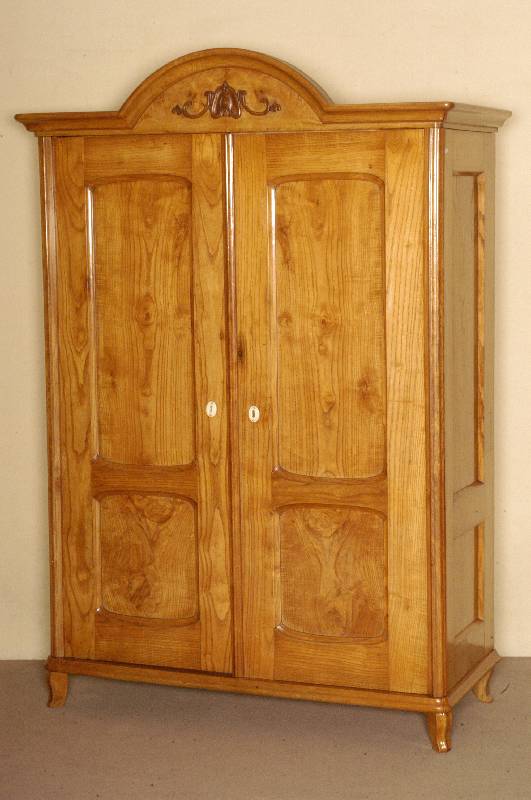 Schrank, um 1880/90, Esche massiv, zweitÜrig , zerlegbar, oberer Abschluß mit Bogensegment und aufgelegten geschnitzten Applikationen, TÜren ...