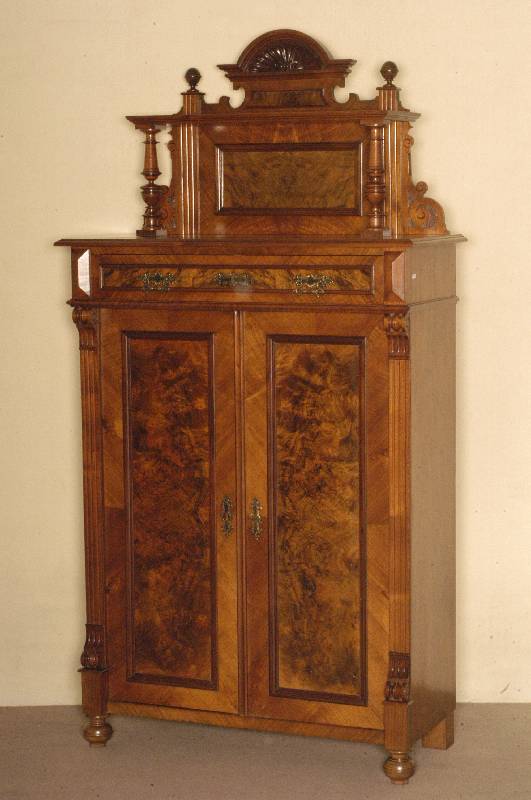 Aufsatzvertiko, deutsch, um 1875/85, GrÜnderzeit, Front auf Rahmen gearbeitet, Lisenen 3-fach gerieft, Velutenabschluß, Inlets und Rahmen ...