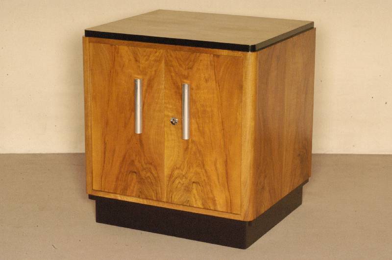 ArtDeco-Barschrank, Frankreich/Paris, um 1930 , Nußbaum in gespiegeltem Bild furniert, zum Teil schwarz abgesetzt, zweitÜrig mit ...