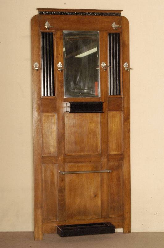 ArtDeco-Garderobe, Frankreich, um 1900, Eiche massiv, eingefaßter umlaufend facettierter Spiegel, SchirmstÄnder und Traufschale, aufklappbares ...